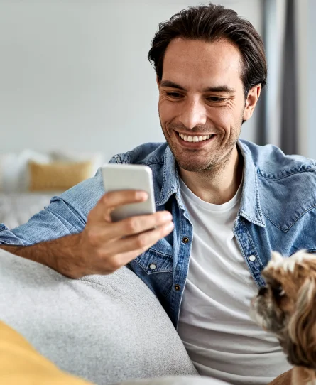 Hombre usando teléfono