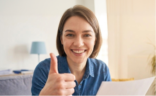 Persona atendiendo una llamada y tomando notas