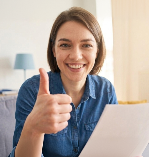 Persona atendiendo una llamada y tomando notas