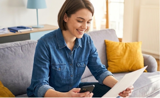 Familia utilizando el comparador de tarifas de luz de Factorenergia para elegir entre tarifa fija, variable o precio único en 2026.