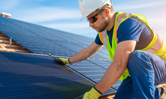 Técnico trabajando en placas solares