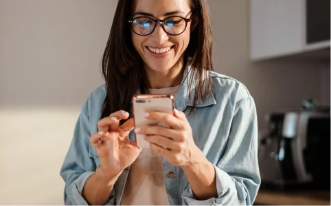 Mujer relajada en casa disfrutando de la estabilidad de su tarifa fija de luz con Factorenergia, sin preocuparse por los horarios ni cambios de precio.