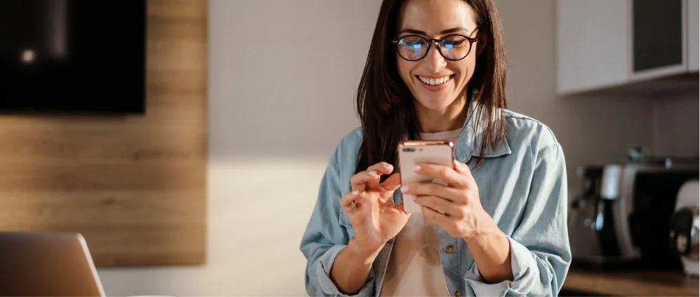 Mujer relajada en casa disfrutando de la estabilidad de su tarifa fija de luz con Factorenergia, sin preocuparse por los horarios ni cambios de precio.
