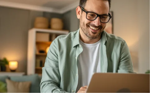 Mujer relajada en casa disfrutando de la estabilidad de su tarifa fija de luz con Factorenergia, sin preocuparse por los horarios ni cambios de precio.