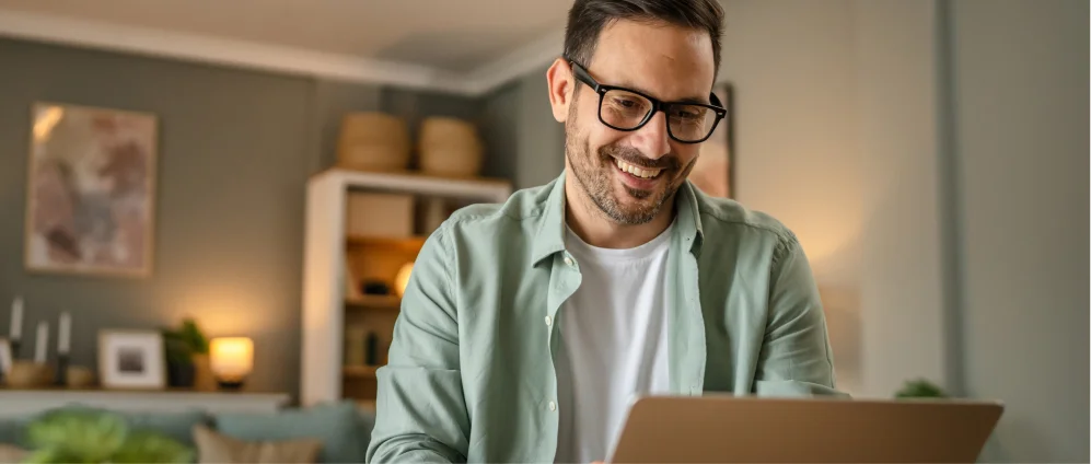 Mujer relajada en casa disfrutando de la estabilidad de su tarifa fija de luz con Factorenergia, sin preocuparse por los horarios ni cambios de precio.