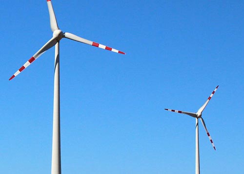 Molinos de viento produciendo energía eólica