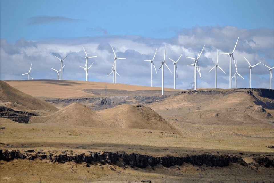 Paisaje Con Turbinas De Viento, Polos De Potencia Y Líneas