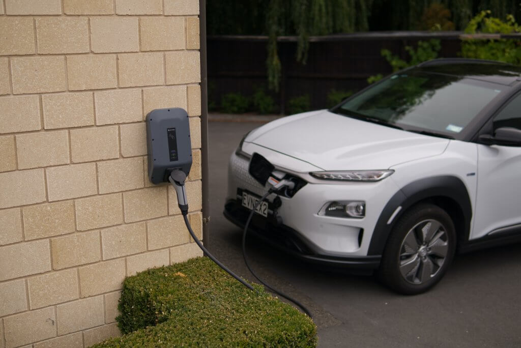 carregador de cotxe electric a parking casa