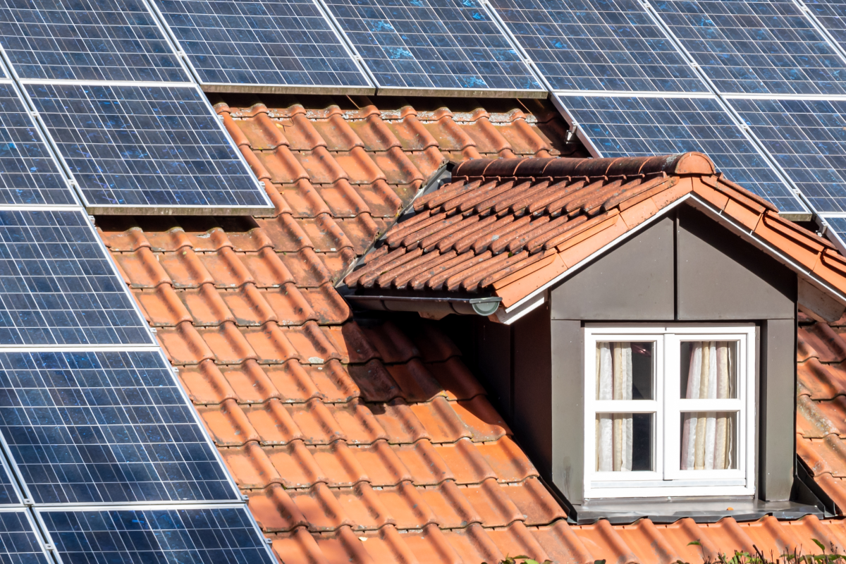 Cómo instalar paneles solares en tu vivienda sin suministro eléctrico?