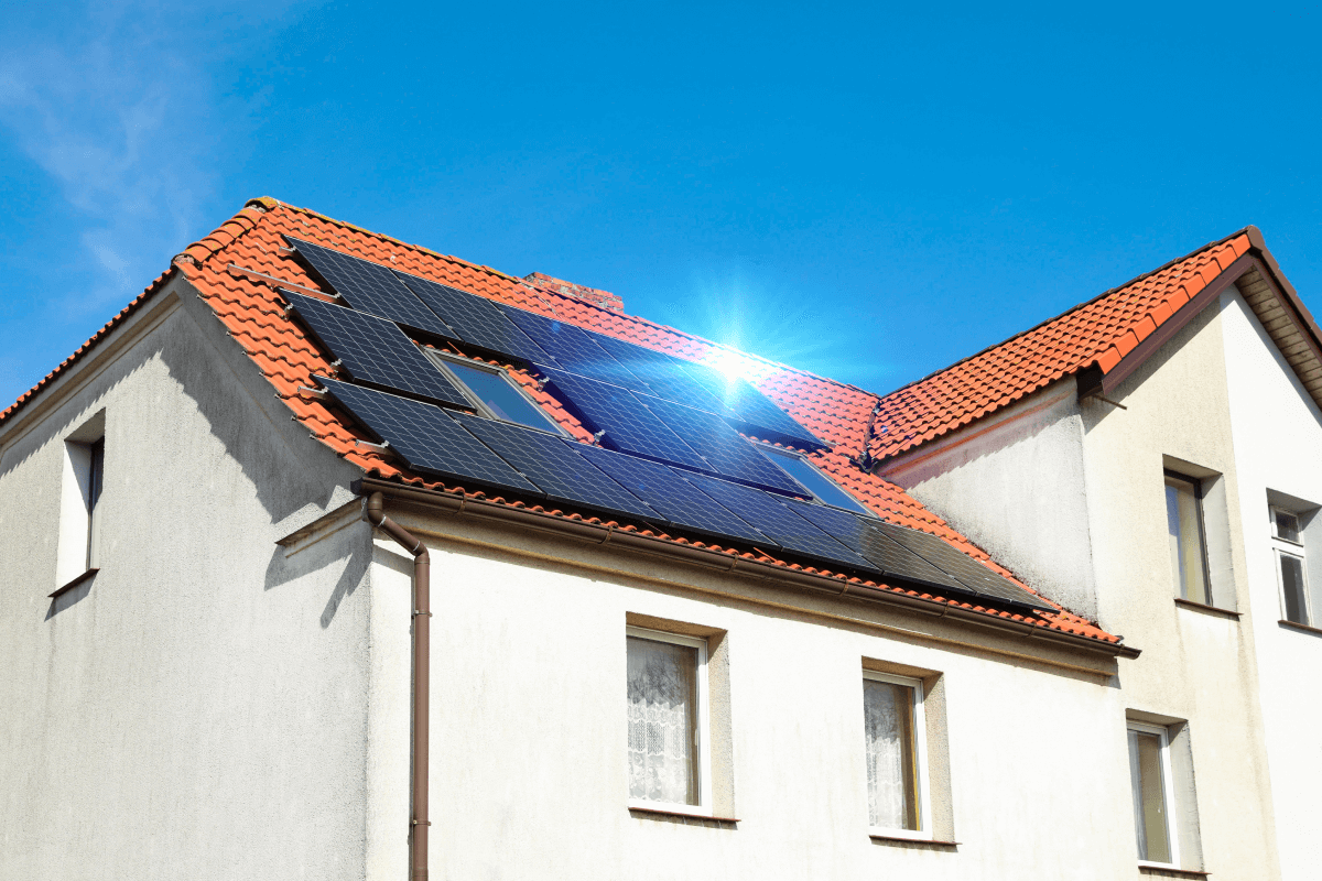 El panel solar de  que podemos instalar en casa para reducir la  factura de luz