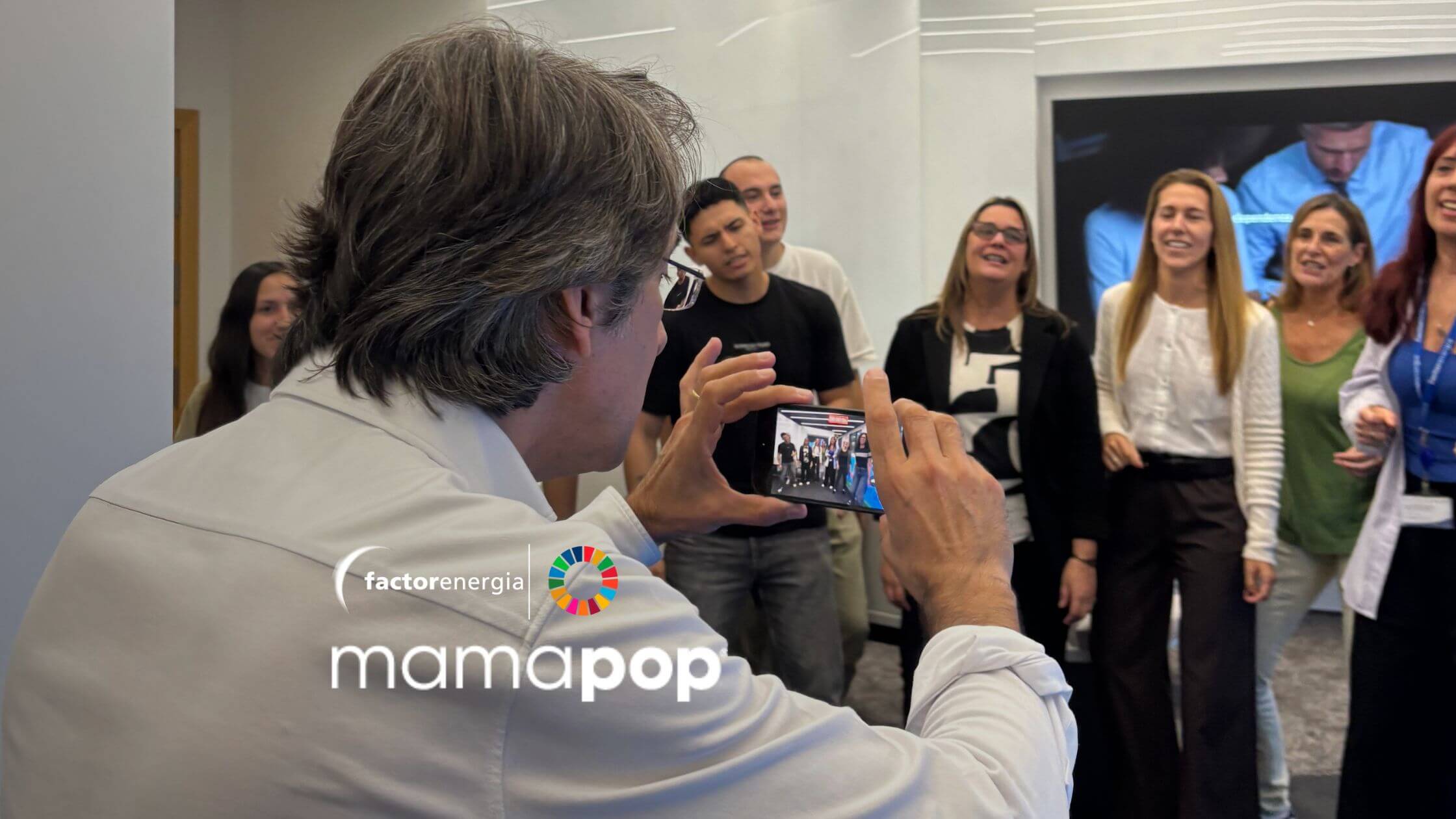 Equipo de Factorenergia participando en el vídeo solidario de Mamapop en apoyo a la investigación del cáncer de mama.