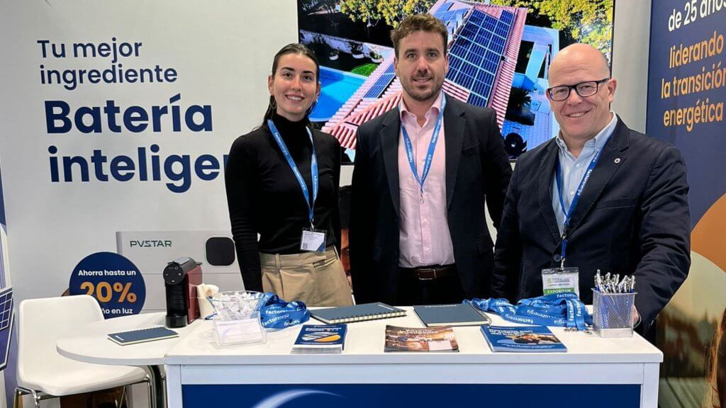 Equip de Factorenergia atenent visitants en el seu estand de GENERA 2025, enfront d'un panell sobre bateries intel·ligents i solucions d'autoconsum.