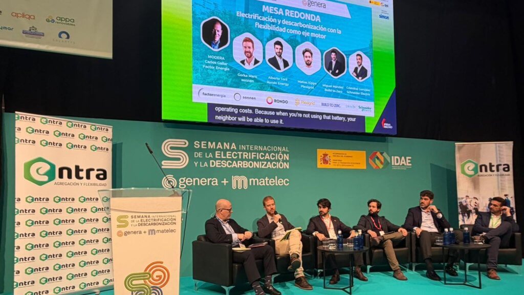 Mesa redonda de GENERA 2025 moderada por Carlos Gallar, con expertos de sonnen, Rondo Energy, Plexigrid, Build to Zero y Schneider Electric debatiendo sobre flexibilidad del sistema energético.