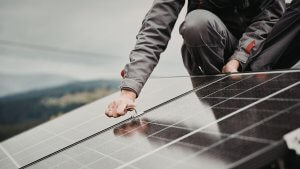 Instalación solar para autoconsumo en España, ejemplo de las nuevas medidas que impulsan un modelo energético más eficiente y accesible