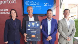 Presentación de la 20ª edición del ITF World Tennis Masters Tour MT1000 Barcelona en el espacio #esportcat, con Eva Bes y el Sr. Abel García Marín, representante del Departament d’Esports de la Generalitat de Catalunya, junto a la imagen oficial del torneo patrocinado por Factorenergia.