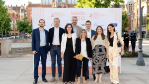 Representants de Factorenergia posen al photocall del V Sopar Concert de la Fundació Kálida 2026, celebrat als jardins exteriors del Recinte Modernista de Sant Pau a Barcelona.