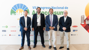 Carlos Gallar, Director de Transició Energètica de Factorenergia, juntament amb altres ponents i professionals del sector al photocall oficial del VII Congrés Nacional d'Autoconsum celebrat a Saragossa.