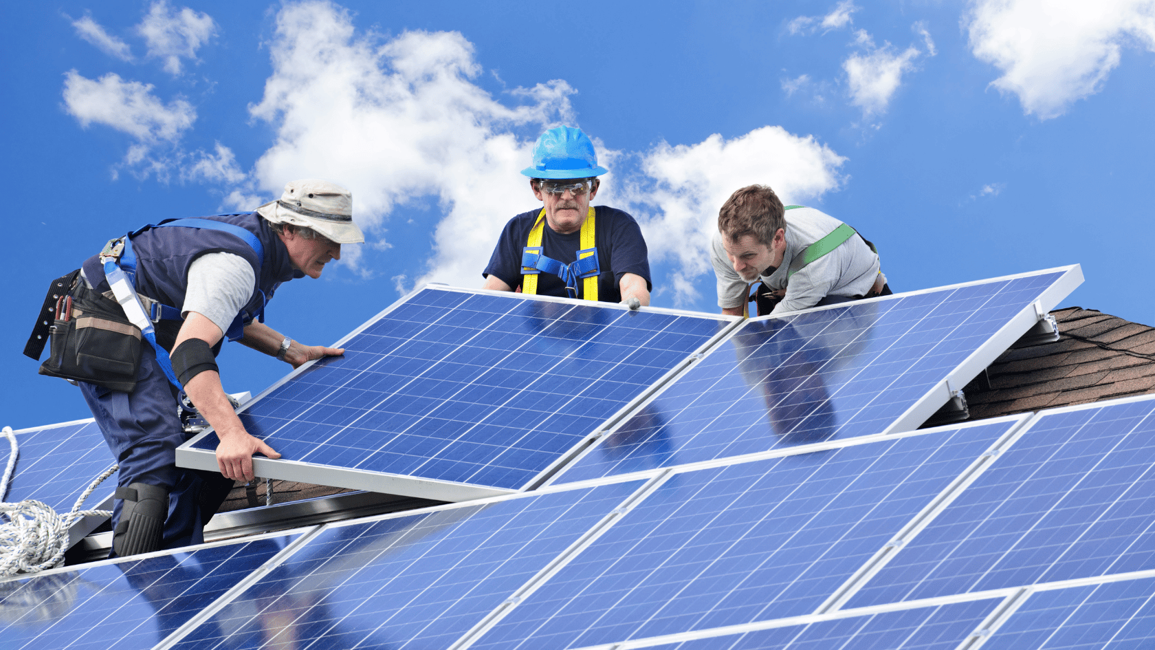 Junta de vecinos estudiando el proyecto de placas solares en una comunidad de vecinos sobre la azotea del edificio
